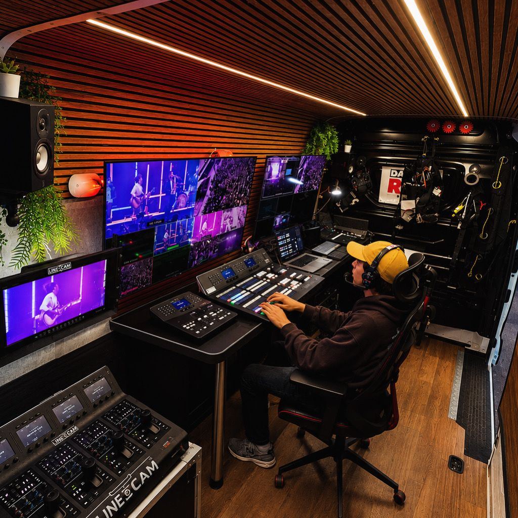 Interior de la unidad móvil: realizador en el mezclador con multiview y CCU LINECAM